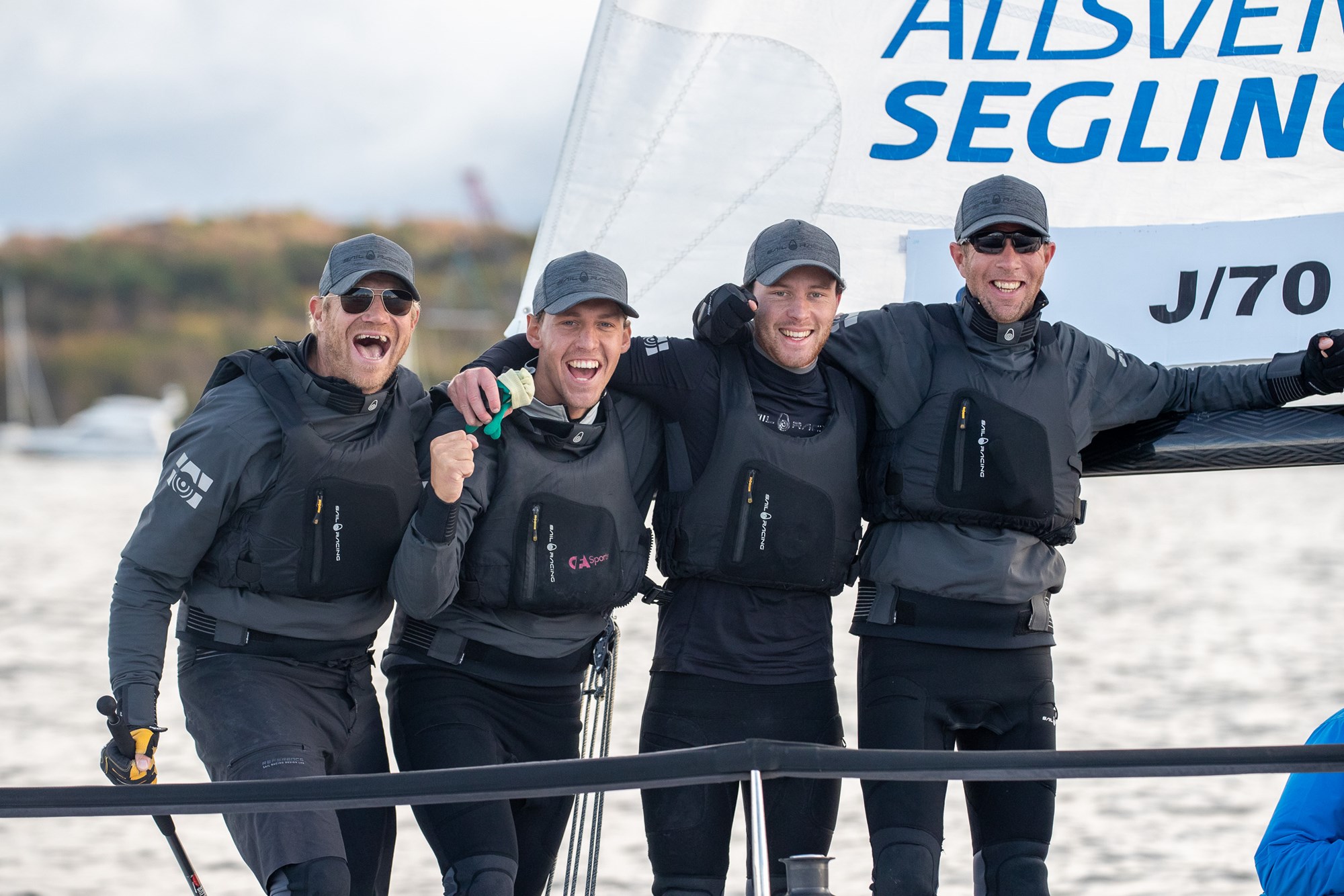 J/70-laget har precis vunnit Mästarnas Mästare. Fr.v Jonas Kjellberg, Axel Munkby, Måns Holmberg och Johannes Lind Widestam